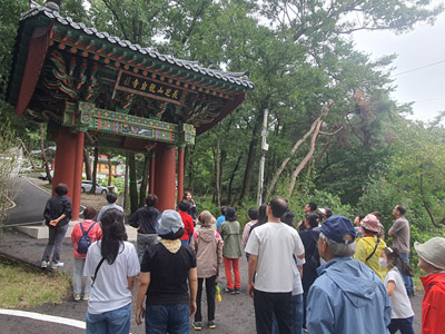 용미이마애이불입상 입구