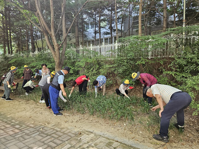 운정1동 실버경찰대 봉사단, 마을 정원 가꾸기에 구슬땀 기사 이미지
