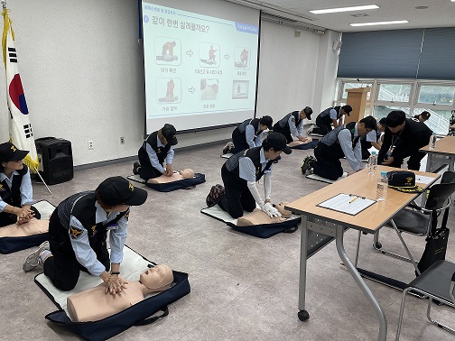 금촌2동 실버경찰대 봉사단, 실습 중심 심폐소생술 교육 실시 기사 이미지