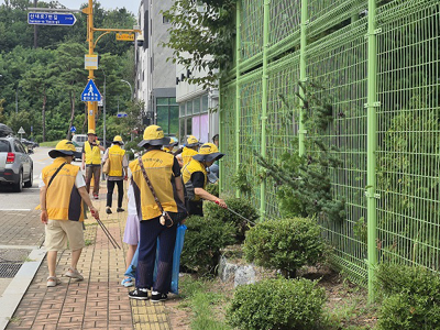 운정2동 실버경찰대, 집중호우 대비 청결활동 기사 이미지