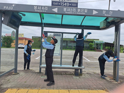 파주읍 실버경찰대, ‘추석맞이 버스승강장 대청소’ 활동 펼쳐 기사 이미지