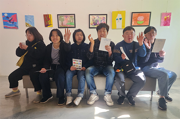 장애 예술인들의 감동 전시 '우리들의 특별한 어깨동무' 기사 이미지