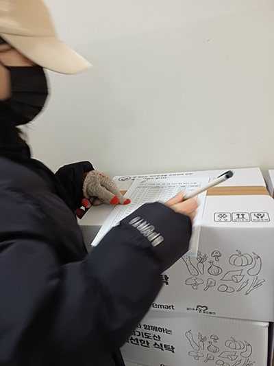 운정2동 저소득 100가구에 전해진 ‘초록빛 온기’… 친환경 농산물 꾸러미 지원 기사 이미지