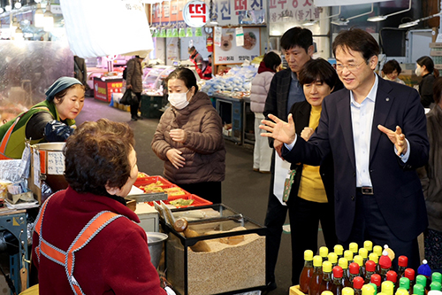 설 명절 맞아 전통시장 격려 방문…장보기 동참 기사 이미지