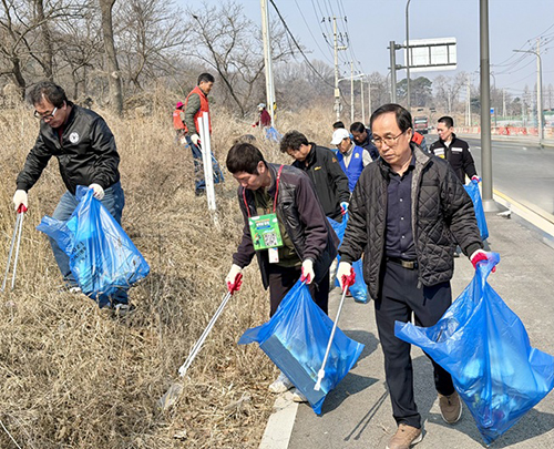 교하동, ‘심학산 줍깅’ 봄맞이 국토 대청소 기사 이미지