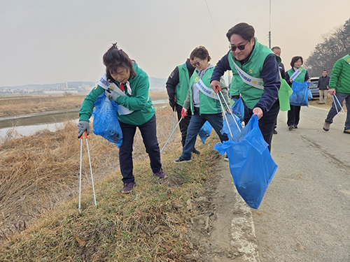 파주시새마을회 환경봉사단, ‘새벽종 줍깅데이’ 행사 기사 이미지