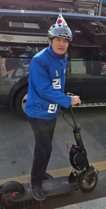 [현장르포]전동킥보드 타는 시의원 예비후보… 김훈민의 ‘발로 뛰는’ 생활정치 기사 이미지