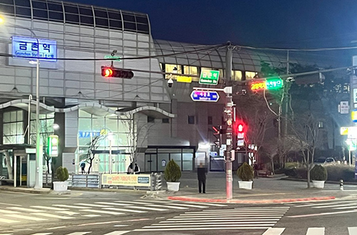 바닥형 보행신호등 확대 시범 설치 기사 이미지