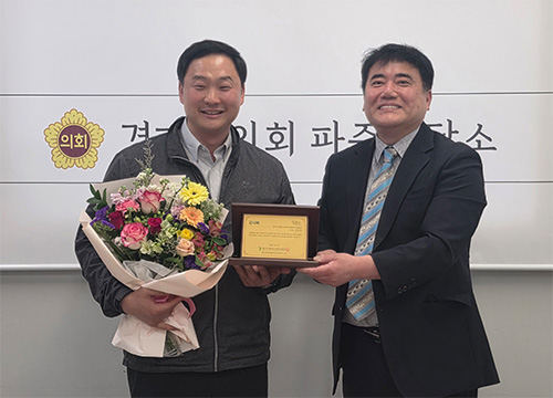 경기도의회 고준호 의원, “시설 아닌 집에서 돌봄” 재가노인복지 지켜낸 공로…감사패 수상 기사 이미지