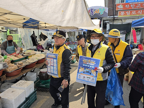 조리읍 실버경찰대, 에너지 절약을 위한 5부제 홍보 활동 기사 이미지