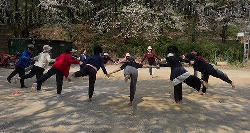학령산 산림공원에서 ‘맨발체조 걷기’ 운영 기사 이미지
