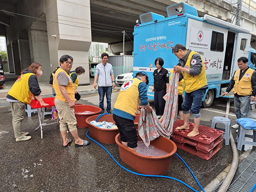 금촌1동, ‘햇살처럼 산뜻하게’ 사랑의 이동세탁봉사 기사 이미지