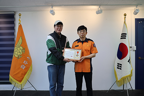 "소화기가 지킨 이웃의 안전"... 파주소방서, 화재 진압 유공 시민의 용기에 표창으로 화답 기사 이미지
