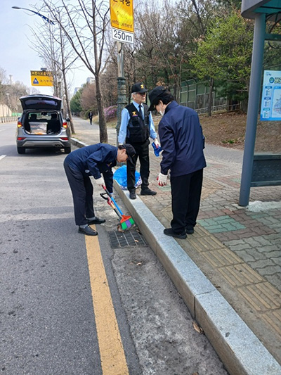 운정5동 실버경찰대, 호우 대비 빗물받이 안전점검 활동 기사 이미지