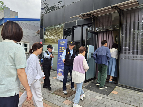 운정5동 실버경찰대, 고유가 피해지원금 2차 지급 지원 근무 펼쳐 기사 이미지