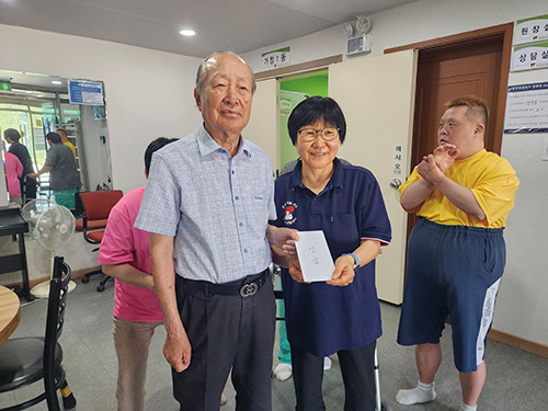 86세 기업인의 멈추지 않는 나눔 실천… 올해도 ‘겨자씨 사랑의 집’에 성금 전달 기사 이미지