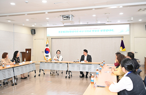파주시의회, 중국 절강재경동방대학 관계자 및 국내 통합복지 기관장과 간담회 기사 이미지