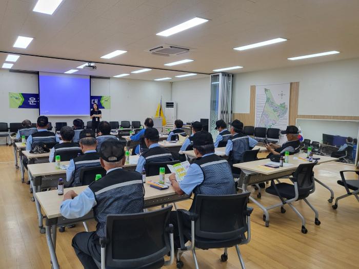 “기침 오래가면 검사부터”…운정4동 실버경찰대, 감염병 예방수칙 챙겼다 기사 이미지