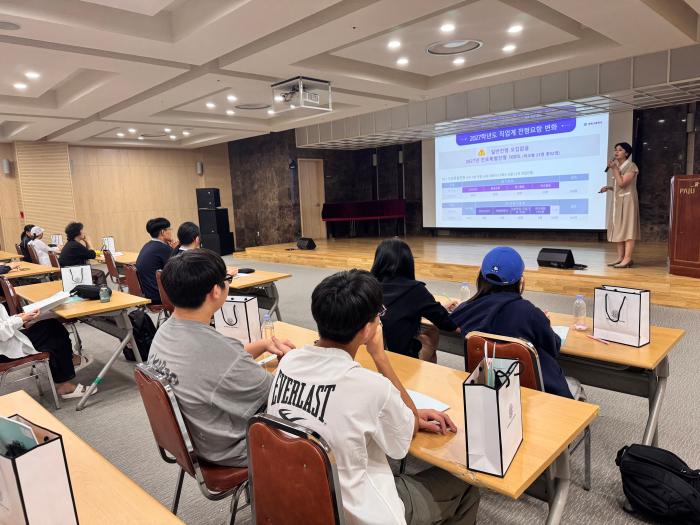 “파주 중3 엄마들 발길 쏠렸다”… 정목고 설명회, 대입 고민 뚫어준 ‘진로 사이다’ 기사 이미지