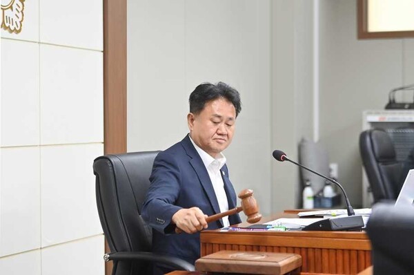 유장무 파주시의원, 파주 가로등 6만1천개 LED 전환 실효성 따졌다 기사 이미지