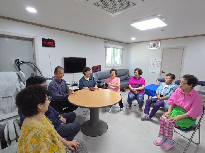 “어르신들, 올 추석도 건강하세요”…교하동, 경로당 찾아 안부 살펴 기사 이미지