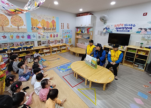 운정3동 실버경찰대 봉사단, 그림책 읽어주기 활동 펼쳐 기사 이미지